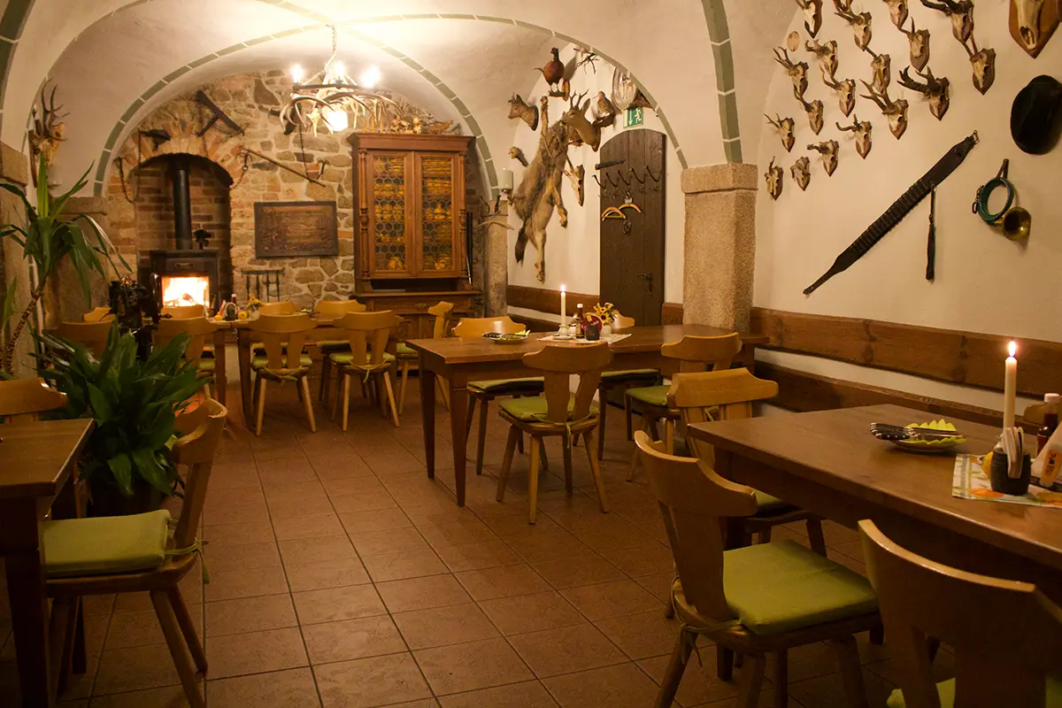Gemütliche Atmosphäre in der Gaststätte im Jagdzimmer